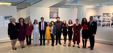 Από αριστερά: Marianne Kountouris (NHN Executive Director), Αγγελική Τζανέτου (Καθηγήτρια Κλασικών Σπουδών, UIUC),  Gabby Estes και Sophia Berger (χορεύτριες από VDK Company), Εμμανουήλ Κουμπαράκης (Γενικός Πρόξενος της Ελλάδας στο Σικάγο), Αναστασία Γιαννακίδου (Καθηγήτρια Γλωσσολογίας, Πρόεδρος Κέντρου Ελληνικών Σπουδών University of Chicago), Δημήτρης Γλάρος (μουσικός, φοιτητής UIUC), Malina Infante, Elissa Mullins και Ελεωνόρα Μυλλή (φοιτητές UIUC που απήγγειλαν), Καλλιόπη Ντούρου (Καθηγήτ