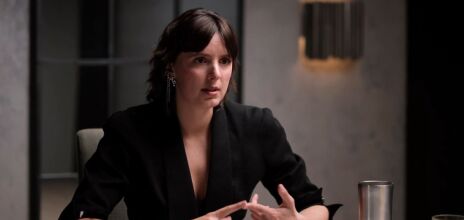 Βιοχημικός αποκαλύπτει πώς η βιομηχανία τροφίμων παραπλανά με την ένδειξη «χωρίς προσθήκη ζάχαρης», τονίζοντας τους κινδύνους για την υγεία μας.