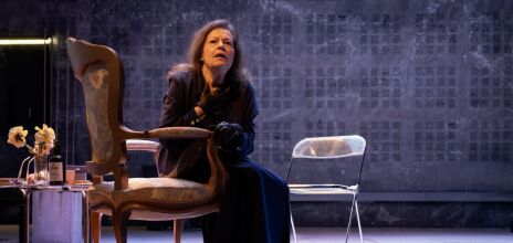 Ο Ουρανός Κατακόκκινος στον γαλαξία της Αναγνωστάκη - Μπήκαμε στις πρόβες της παράστασης στο Θέατρο Ψυρρή