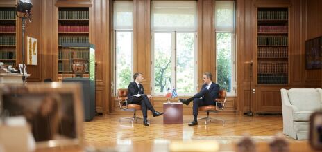 Σε θερμό κλίμα η συνάντηση Μητσοτάκη-Μακρόν στο Μαξίμου, με αναφορές στη στρατηγική σχέση Ελλάδας-Γαλλίας και τη συνεργασία σε άμυνα, ενέργεια και καινοτομία.