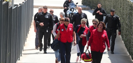 Άτομα των πρώτων βοηθειών στη Λουκάρεως μετά τους πυροβολισμούς στο Ειρηνοδικείο