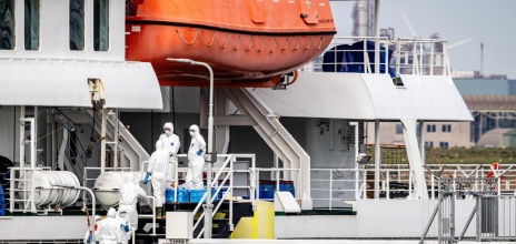 Υγειονομικοί με ειδικές προστατευτικές στολές στο κρουαζιερόπλοιο MV Hondius