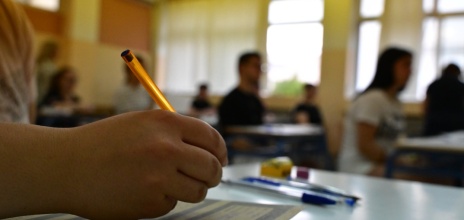 Εξεταζόμενος των πανελληνίων γράφει στο τετράδιο απαντήσεων 