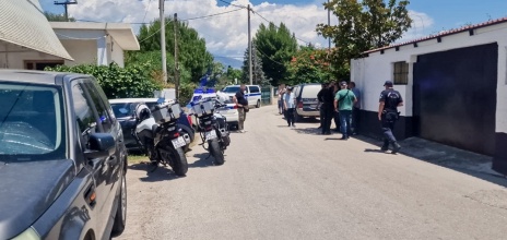 Το σπίτι όπου εντοπίστηκαν σε λίμνη αίματος μητέρα και γιος
