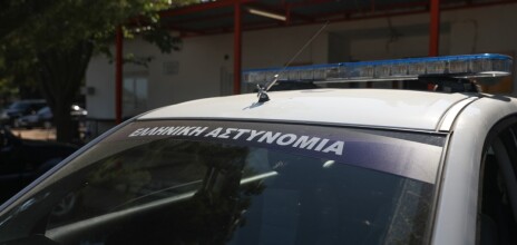 Περιπολικό έξω από κατοικία