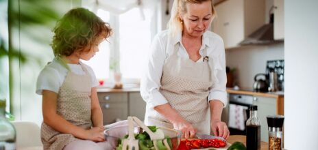 Μην τα πιέζετε: Έξι τρόποι για να κάνετε τα παιδιά σας να τρώνε περισσότερα λαχανικά