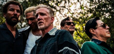Οι Queens of the Stone Age κυκλοφόρησαν το «Easy Street», το πρώτο νέο τους single μετά το 2023, με συμμετοχή της Νίκι Λέιν και ένα ευφάνταστο βίντεο.