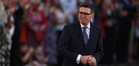 Βρετανία: Ο Άντι Μπέρναμ ξεκινά τη θητεία του με μέτρα κατά της ακρίβειας, κατάργηση ΦΠΑ στο ρεύμα και 10ετές σχέδιο οικονομικής ανασυγκρότησης της χώρας.
