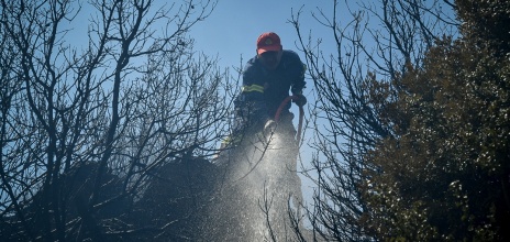 Πυροσβέστης επιχειρεί για την κατάσβεση φωτιάς