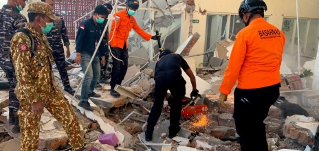 Διασώστες επιχειρούν στα χαλάσματα μετά τον φονικό σεισμό στην Ινδονησία