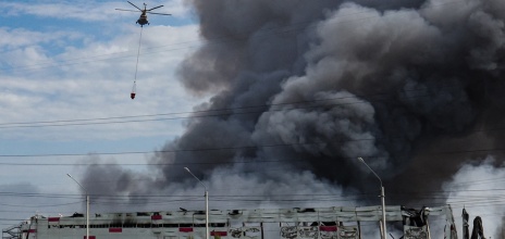 Ένα ελικόπτερο πυρόσβεσης πετάει πάνω από μια φλεγόμενη εγκατάσταση της Wildberries μετά από μια αναφερόμενη επίθεση με ουκρανικό drone στο Βιομηχανικό Πάρκο Koledino κοντά στο Podolsk, στην Περιφέρεια της Μόσχας