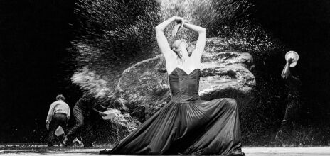 Vollmond (Full Moon), έργο της Pina Bausch, με τη Julie Anne Stanzak και το Ensemble.