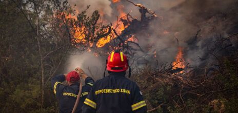 Μεγάλη κινητοποίηση της Πυροσβεστικής για τη φωτιά σε χαμηλή βλάστηση στη Δροσοπηγή Αφιδνών - Εστάλη 112, σε ισχύ κυκλοφοριακές ρυθμίσεις.