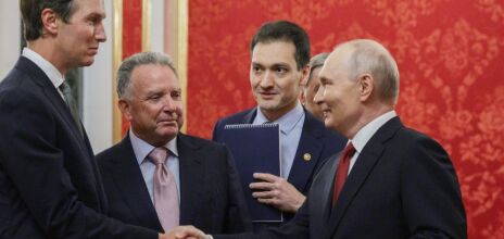 Ο Βλαντίμιρ Πούτιν υποδέχθηκε στη Μόσχα τους Αμερικανούς απεσταλμένους Τζάρεντ Κούσνερ και Στιβ Γουίτκοφ για ειρηνευτικές συνομιλίες - Επόμενος σταθμός το Κίεβο