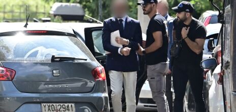 Νέα στοιχεία στην υπόθεση για τον θάνατο του Γιώργου Μαζωνάκη - Στο επίκεντρο δεύτερο ιατρείο των δύο γιατρών στο Κολωνάκι και εταιρεία ιατρικών μηχανημάτων.