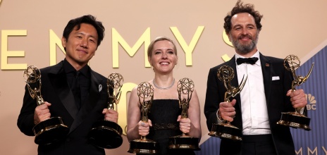 Οι μεγάλοι νικητές των Emmy 2026 με τα βραβεία ανά χείρας