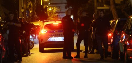 Έληξε το θρίλερ στη Νίκαια: Η Αστυνομία μπήκε στο διαμέρισμα όπου ο 49χρονος κρατούσε όμηρο τη σύζυγό του
