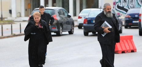 Οι γονείς του Κυπριανού Παπαϊωάννου προσέρχονται στη δίκη για τα Τέμπη