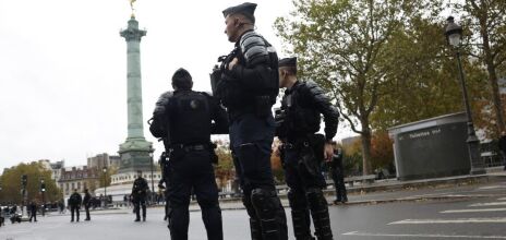 Η Γαλλία προετοιμάζεται για νέες διαδηλώσεις -  Σε ανάπτυξη 70.000 αστυνομικοί με ελικόπτερα και drones - Αλλαγή της διαδρομής της πορείας στο Παρίσι.