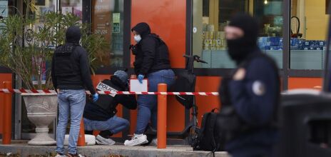 Ο Εμανουέλ Μακρόν χαρακτήρισε «ρατσιστική τρομοκρατική επίθεση» τους πυροβολισμούς κοντά στο Παρίσι που προκάλεσαν έναν θάνατο και πέντε τραυματισμούς.