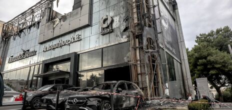 Γλυφάδα: Εξετάζεται το ενδεχόμενο εμπρησμού στην αντιπροσωπεία αυτοκινήτων της Βουλιαγμένης