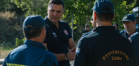 Ο Βασίλης Κικίλιας με τους πυροσβέστες