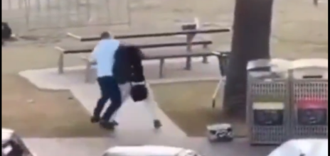 Μακελειό στο Σίδνεϊ: Η στιγμή που ήρωας - περαστικός αφοπλίζει δράστη - Δείτε το βίντεο