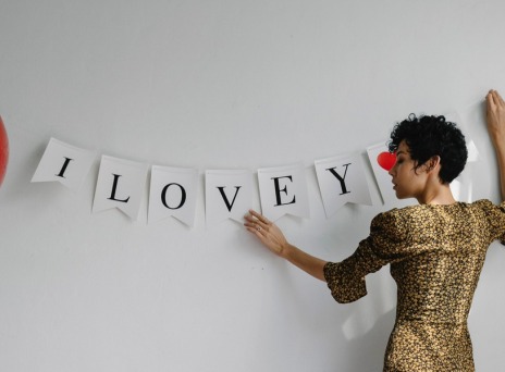 Μωβ, βαθύ μπλε, χρυσό και σκούρο πράσινο: σύμφωνα με τις αρχές του Φενγκ Σούι, η χρήση των τεσσάρων αυτών χρωμάτων στον χώρο του σπιτιού βοηθάει στην τύχη και στην προσέλκυση πλούτου. 