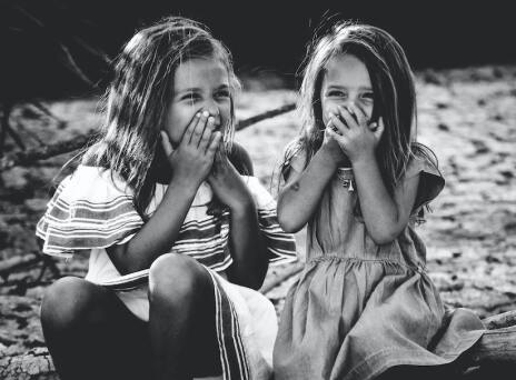 Σύνδρομο της Μεγαλύτερης Κόρης: Γιατί γκρινιάζουν τα κορίτσια στα social media υπό το hashtag #EldestDaughterSyndrome. 