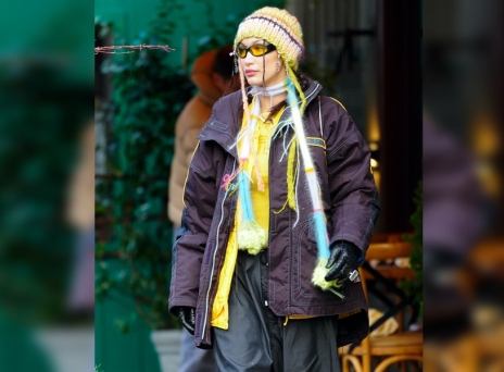 Η Μπέλα Χαντίντ με outfit αισθητικής cluttercore