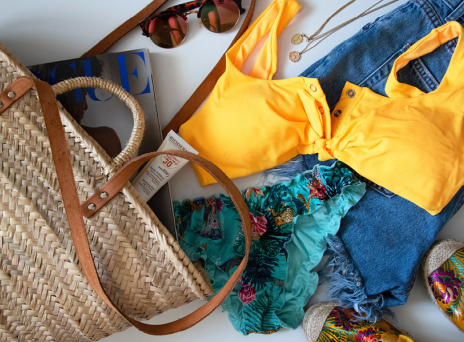 Η «τσάντα θαλάσσης» είναι απαραίτητο γυναικείο αξεσουάρ που γεμίζει με άλλα απαραίτητα αξεσουάρ.