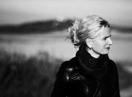 Γυναίκα που κοιτάζει στο πλάι