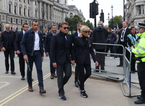 Emmanuel - Brigitte Macron: Στο κέντρο του Λονδίνου με look που συζητήθηκε