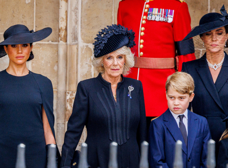 Από αριστερά: Μέγκαν, Δούκισσα του Σάσσεξ, Καμίλα, βασιλική σύντροφος, πρίγκιπας Τζορτζ της Ουαλίας, πριγκίπισσα Κάθριν της Ουαλίας και πριγκίπισσα Σάρλοτ της Ουαλίας στην κηδεία της βασίλισσας Ελισάβετ ΙΙ, στο Αββαείο του Ουέστμινστερ (19/9/2022). 