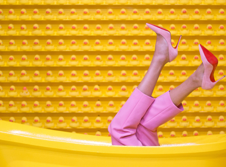 Γυναίκα με τακούνια μέσα σε μπανιέρα