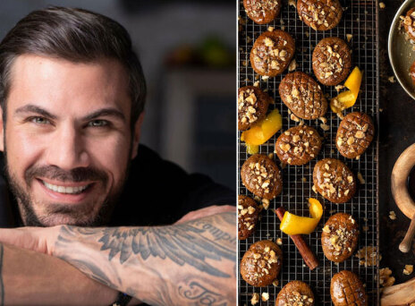 Ο Άκης Πετρετζίκης έφτιαξε μελομακάρονα με βρώμη, απαντώντας στο τρολάρισμα με vegan συνταγή