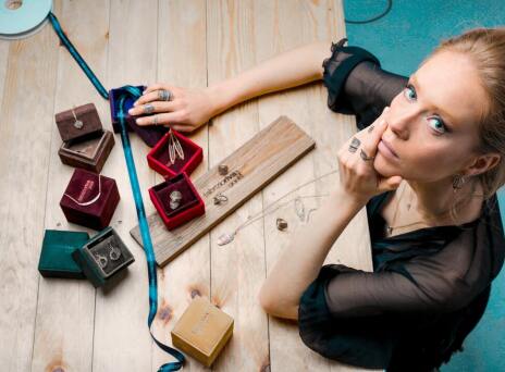 Το “Luxury Exchange” είναι ανταλλακτήριο που άνοιξε το Ebay στη Νέα Υόρκη όπου οι αγοραστές μπορούν να ανταλλάσσουν κοσμήματα, τσάντες και ρολόγια από διάφορες μάρκες πολυτελείας.