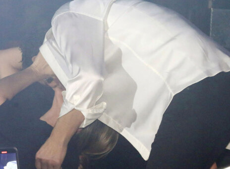 Ο Σάκης Ρουβάς φιλά την Κάτια Ζυγούλη στο μαγαζί που τραγουδά