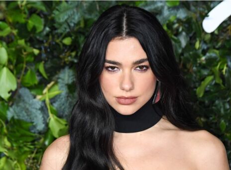 Ντούα Λίπα (Dua Lipa): Η ιστορία του κοριτσιού από την Πρίστινα που κάνει διαπλανητική καριέρα, υπερασπίζεται τη γυναικεία ενδυνάμωση και την κοινωνική ισότητα. 
