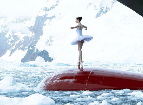 Μπαλαρίνα μαγεύει με τον χορό της στην άκρη του κόσμου