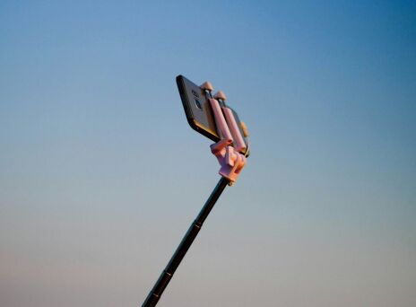 Το AI «content» απειλεί να τινάξει στον αέρα την influencer economy