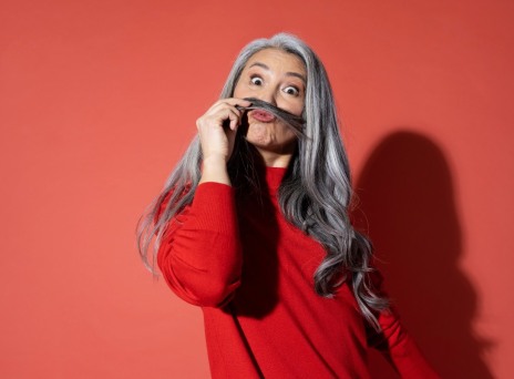 Γκριζάρισμα μαλλιών: 6 τρόποι να πατήσεις pause  