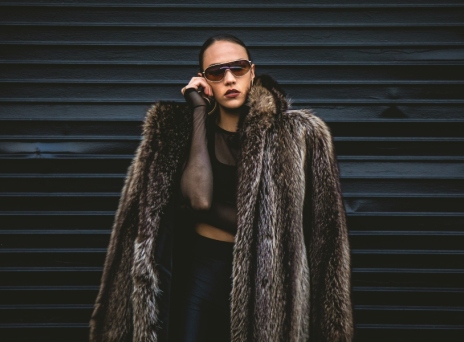 γυναικα φοραει γουνα