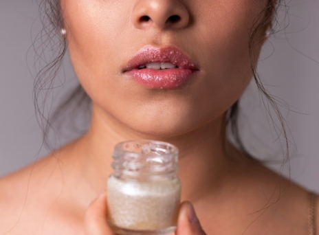Plumping lip gloss: πόσο ασφαλής είναι αυτή η μέθοδος για τα χείλη μας;