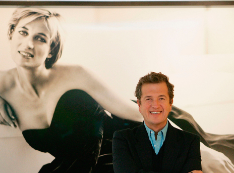 Ο φωτογράφος Mario Testino στην έκεθση «Diana, Princess Of Wales By Mario Testino»