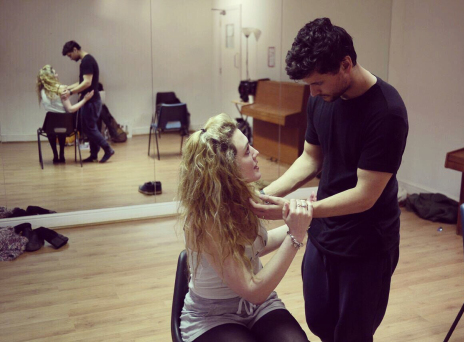 Η ερωτική σχέση ενός νεαρού ζευγαριού  γίνεται «πεδίο μάχης» στο Θέατρο 104