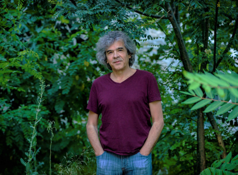 Συνέντευξη: Ο συνθέτης Νίκος Κυπουργός μιλάει για τα Κυπο-θεατρικά που παρουσιάζονται στη Μικρή Επίδαυρο, τη μουσική του πορεία και την ιστορική διαφήμιση της Carnation