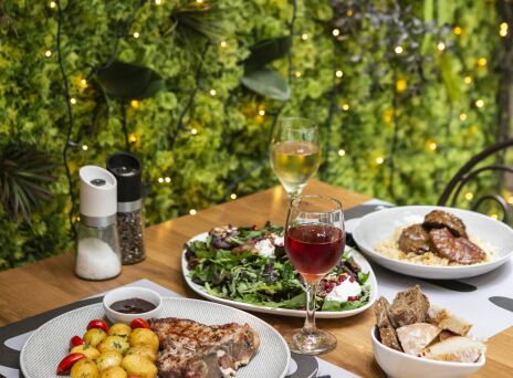 Το Βραστό: το θρυλικό στέκι της Ρεματιάς προσφέρει γευστικές εμπειρίες σε υπέροχο κήπο