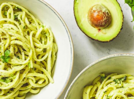Λιγκουίνι με κρέμα αβοκάντο και άρωμα βασιλικού