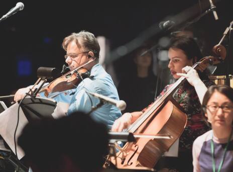 Ο βιολονίστας Μιλτιάδης Παπαστάμου μιλάει στην ATHENS VOICE με αφορμή το θεατρικό έργο «Ο Κουρέας της Σεβίλλης» στο οποίο παίζει ζωντανά τη μουσική του σύνθεση.